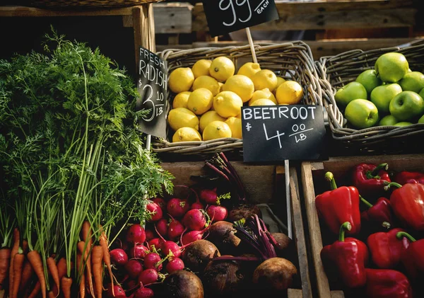 Органічні продукти на фермерському ринку — стокове фото