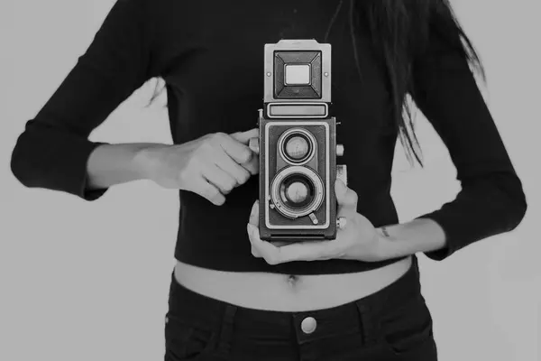 Frau hält Retro-Fotokamera — Stockfoto