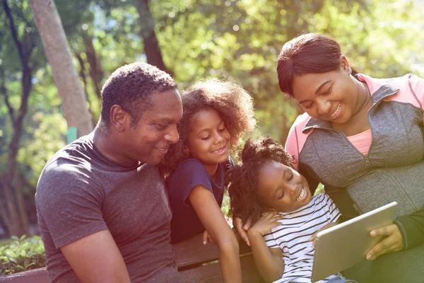 Famille utilisant une tablette numérique — Photo