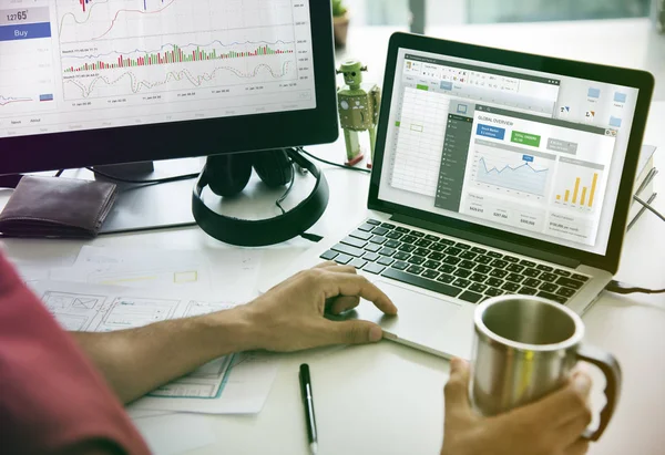 Handen werken met laptop — Stockfoto