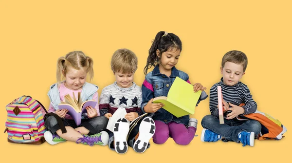 Crianças pré-escolares com livros e mochilas — Fotografia de Stock