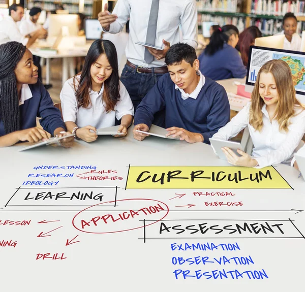 Studenten werken en studeren aan tafel — Stockfoto