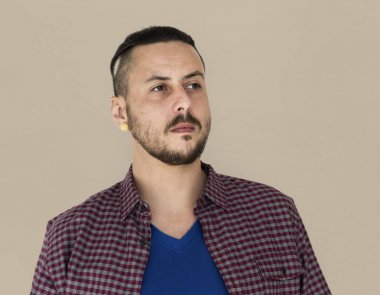 Yakışıklı sakallı adam.