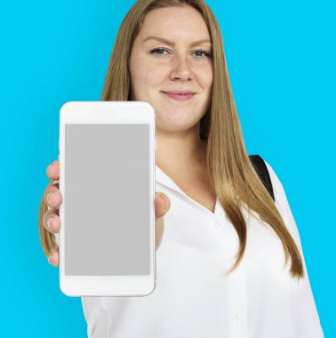 Akıllı telefon gösteren kadın