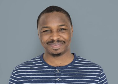 Afrikalı genç gülümseyen