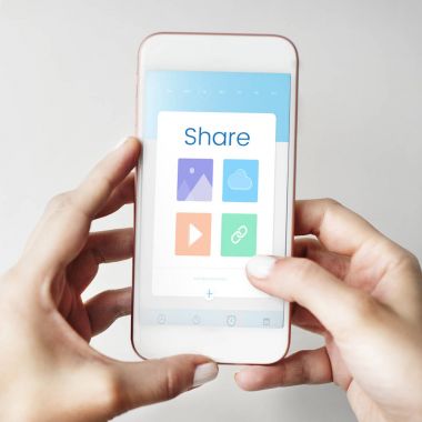 İnsan eli akıllı telefonu tutar