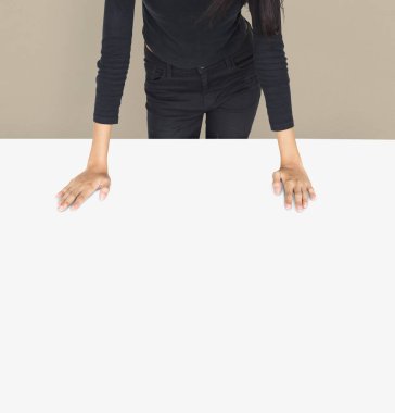 Kadının ellerini masada