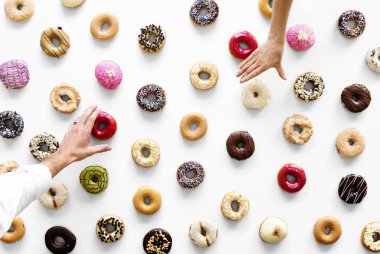 lezzetli donuts elleriyle