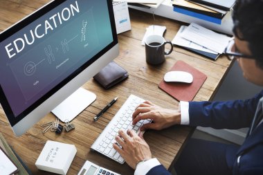 Bilgisayarda çalışan iş adamı