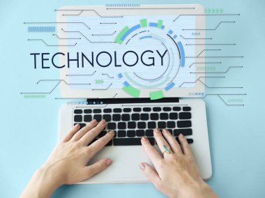 Dizüstü bilgisayarda yazan kadın klavyesi