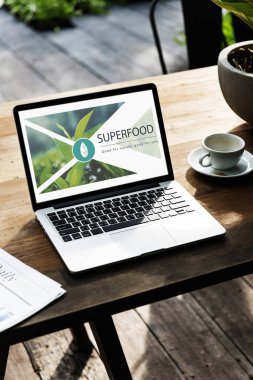 açılan dizüstü bilgisayar ile ahşap masa