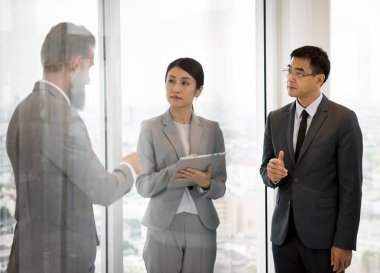 İş adamları konuşuyor.