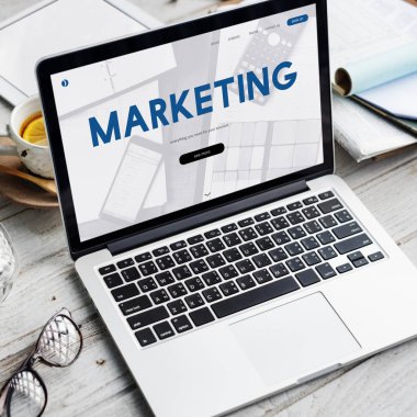 ahşap masa üstünde açılan laptop