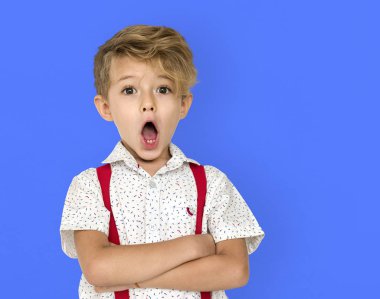  Sürpriz yüz çocukla