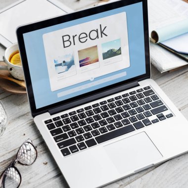 ahşap masa üstünde açılan laptop