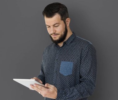 Dijital tablet kullanan adam