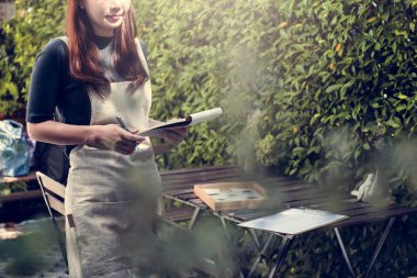  Garson holding menüsü