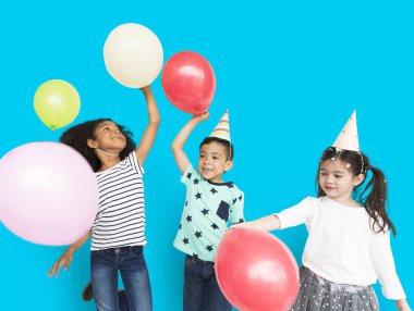 Çocuklar balonlarla oynuyor 