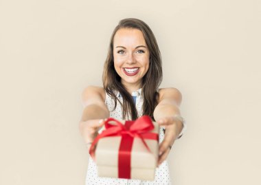  Ben kutu mevcut tutan kadın