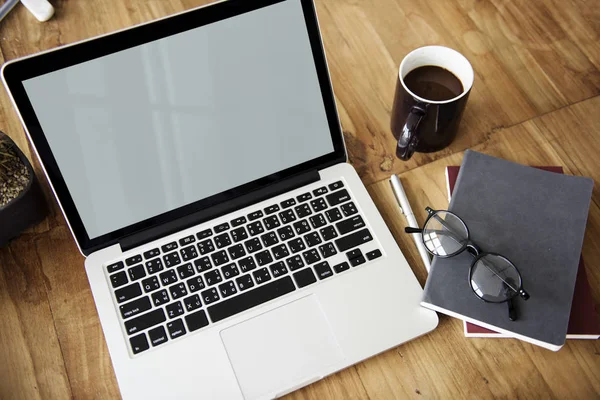 Laptop auf Arbeitstisch geöffnet — Stockfoto