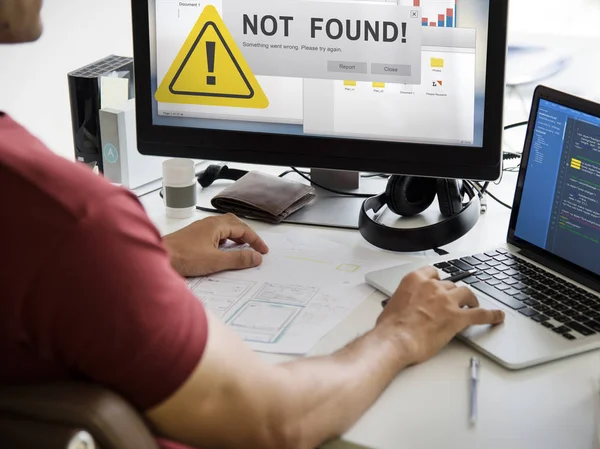 Homem usando laptop na mesa do local de trabalho — Fotografia de Stock