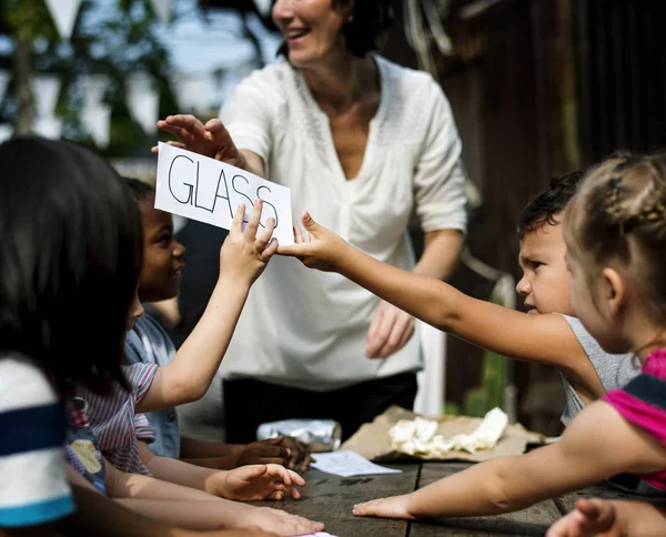 Groep kinderen buitenshuis leren — Stockfoto