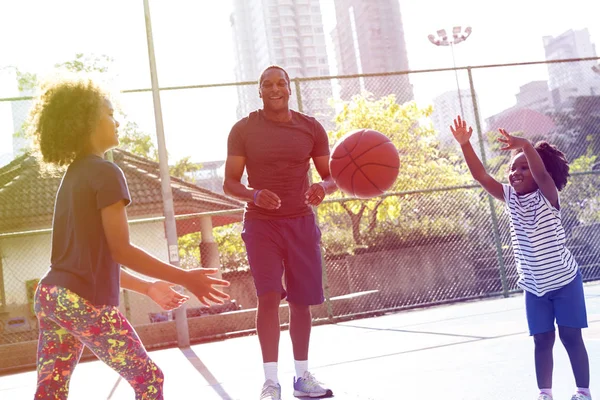 Familia jugando baloncesto — Foto de Stock