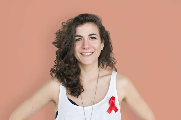 Žena s červeným aids pásu — Stock fotografie
