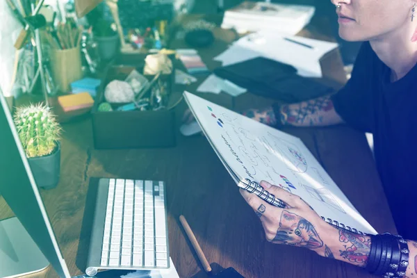 Mujer de diseño trabajando en la mesa — Foto de Stock