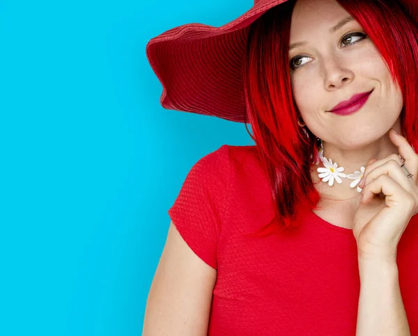 Mujer caucásica con pelo rojo y sombrero —  Fotos de Stock