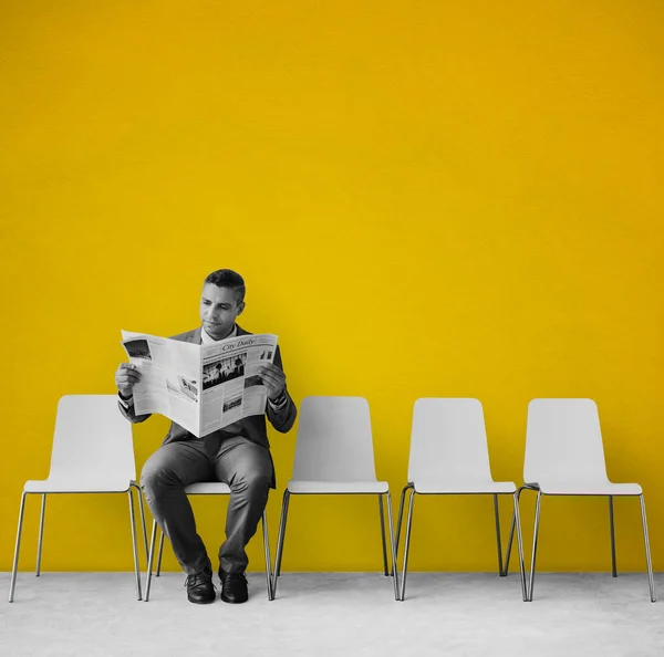 Businessman in suit reading newspaper — Stock Photo, Image