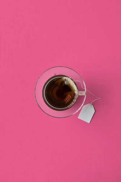 Thé chaud noir dans la tasse — Photo