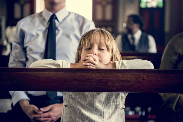 Mädchen betet in der Kirche — Stockfoto