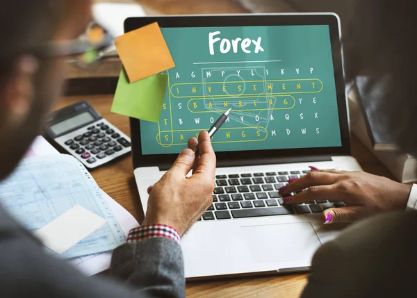 Mann und Frau diskutieren über Laptop — Stockfoto