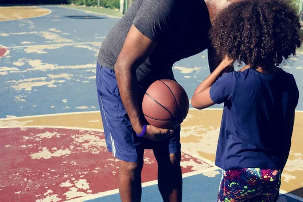 Ayah bermain basket dengan putrinya. — Stok Foto