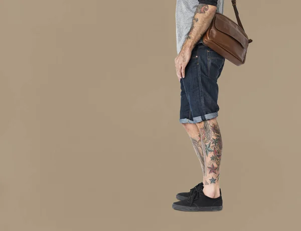 Чоловічі ноги з татуюваннями — стокове фото