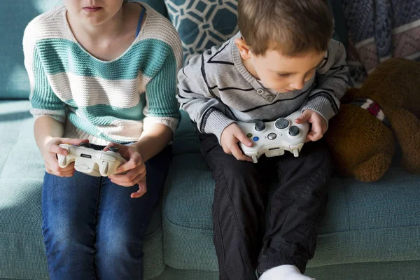 Kakak dan adik bermain dengan joysticks — Stok Foto