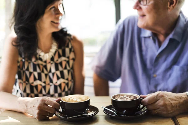 Pareja disfrutando del café juntos —  Fotos de Stock