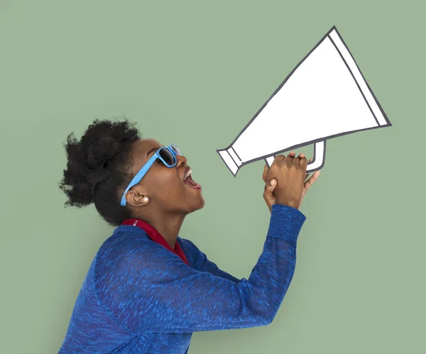 Femme africaine élégante avec mégaphone — Photo