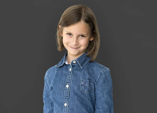 Lilla flickan bär jeans skjorta — Stockfoto