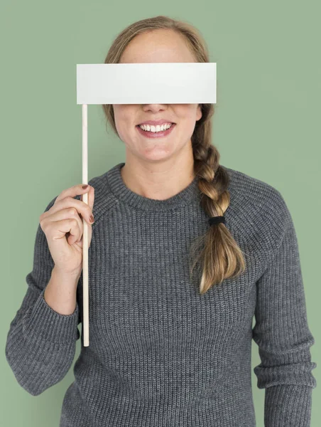 Mulher segurando papel em branco — Fotografia de Stock
