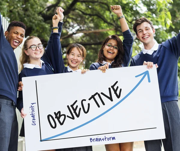 Diversidad Estudiantes sosteniendo banner —  Fotos de Stock