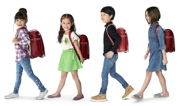 Діти ходять з рюкзаками — стокове фото