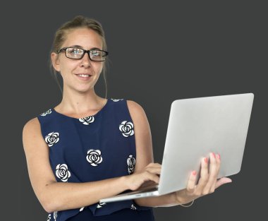 Beyaz dizüstü kullanarak Lady