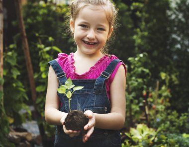sevimli kız holding yeşil bitki