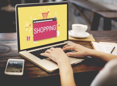 Bilgisayarla çalışan iş kadını