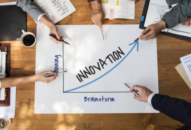 Tablo üzerinde iş adamları elinde 