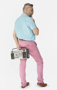 Adam gülen ve stüdyoda poz