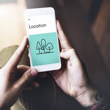 Cep telefonu ellerinde.