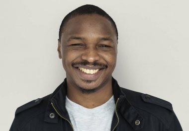 Afrikalı genç gülümseyen